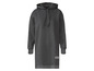 Een grijs hoodiejurkje met de tekst 'Good things will happen'.