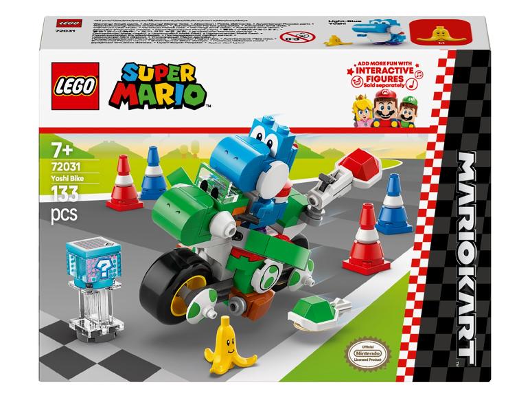 Une boîte de jouets représentant un Yoshi bleu sur une moto verte, avec des cônes de signalisation et un bloc point d'interrogation.