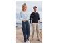 Een vrouw en een man dragen casual kleding, inclusief een gebreide trui en jeans.