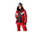 Vrouw in rode en zwarte ski-jas en skibroek met skibril en muts.