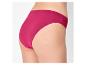 Femme portant une culotte fuchsia côtelée taille haute, vue de côté