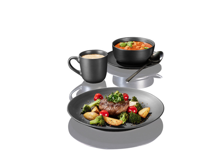 Un café noir, une soupe et un plat avec du steak, des pommes de terre et des brocolis.