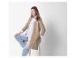 Femme en cardigan beige et jeans.