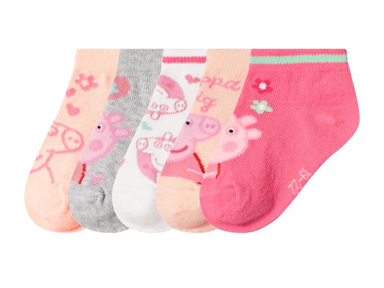 Cinq paires de chaussettes pour enfants avec motifs de cochons et de fleurs en rose, gris et blanc.