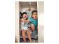 Twee kinderen in een kast, kinderkleding.
