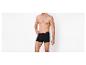 Man zonder shirt in zwarte boxershorts met de tekst 'I LOVE U' op de tailleband.