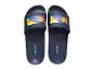 Donkerblauwe slippers met kleurrijk grafisch ontwerp en de tekst 'TREK'.