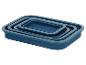 Ensemble de quatre récipients alimentaires rectangulaires bleus en silicone emboîtables et pliables.