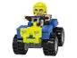 Speelgoedfiguur met gele helm en bril rijdt op een blauw en geel ATV.