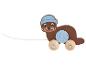 Houten trekfiguur: bruine otter met blauwe muts en vissen