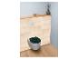 WC suspendu avec abattant vert foncé à motif de feuilles, lambris et parquet en bois.