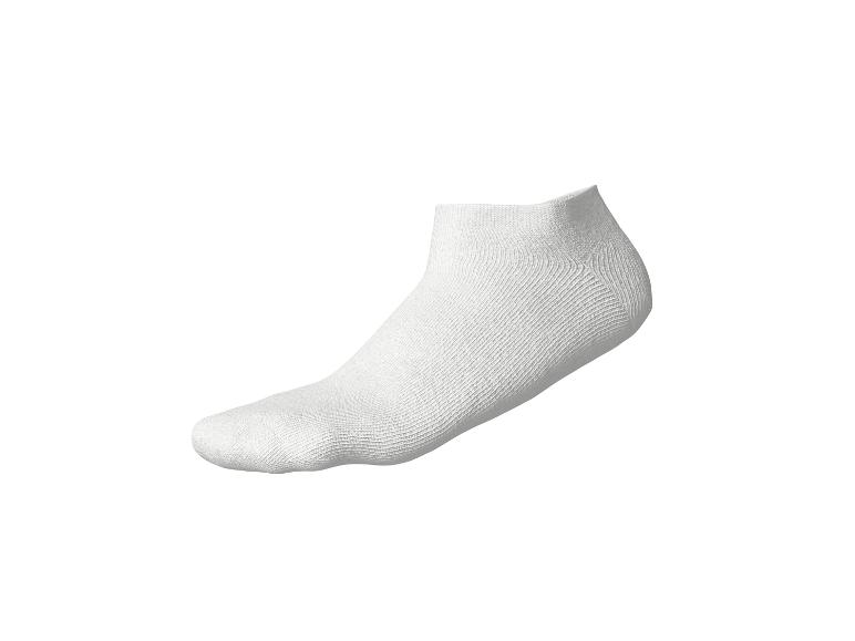 Une seule chaussette de cheville blanche sur fond blanc.