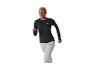 Vrouw in zwart sportshirt met lange mouwen en lichtgrijze sportbroek, aan het rennen.