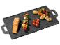 Plancha avec saumon, brochette de légumes, pommes de terre et tomates cerises.