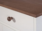 Witte kast met een donkerbruin houten blad.