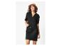 Femme en robe d'été noire, chapeau de paille et lunettes de soleil