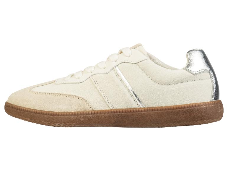 Beige suède sneakers met een bruin rubberen zool.