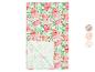 Nappe à motifs floraux avec des fleurs roses sur fond vert clair, avec d'autres motifs.