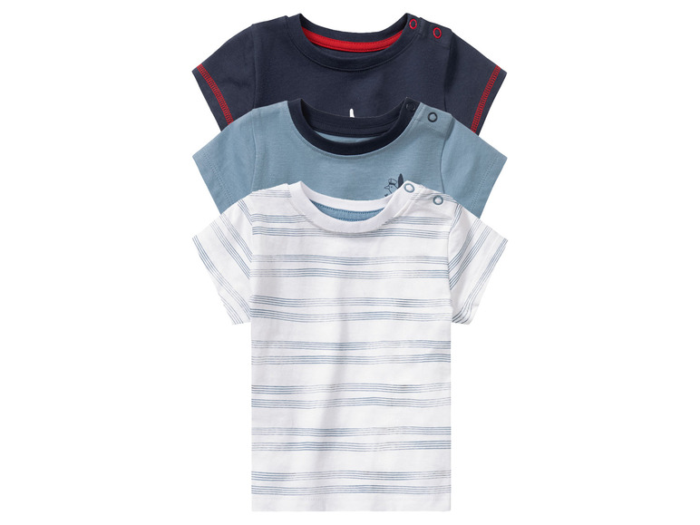 Trois t-shirts pour bébé : un rayé, un bleu et un bleu clair.