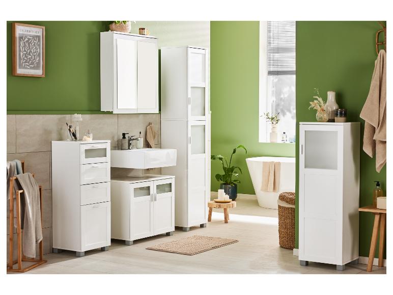 Salle de bain avec des armoires blanches, un lavabo et une baignoire.