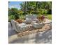 Ensemble de salon d'extérieur avec deux fauteuils, un pouf et une table d'appoint sur une terrasse.