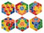 Zes hexagonale tegels met gekleurde kubussen.