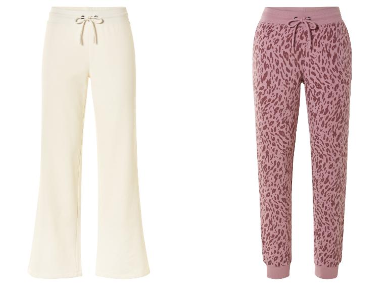 Deux pantalons de survêtement : un blanc et un rose à imprimé léopard.