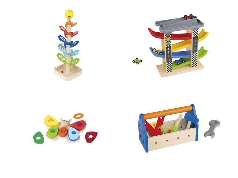 Houten speelgoed met een autobaan, een speelgoedboom en een werkbank.