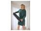 Femme en robe sweat verte Jette Sport tenant un tapis de yoga.