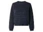 Pull en maille bleu foncé avec motif ajouré.