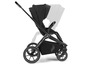 Een zwarte kinderwagen van het merk Mamas & Papas met grote wielen.