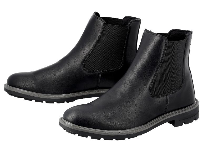 Twee zwarte Chelsea boots met elastische zijpanelen en profielzolen.