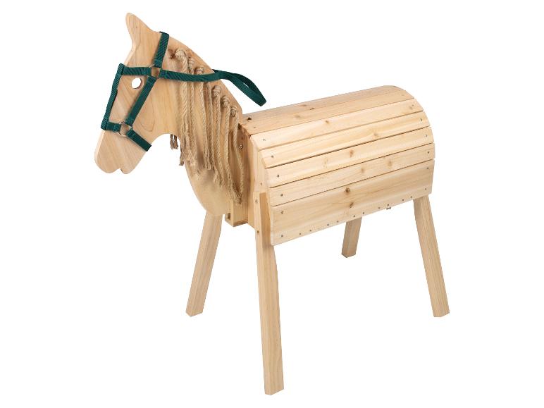 Un cheval en bois pour jouer avec un licol vert.