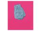 Une barboteuse bébé en jean bleu clair avec des boutons, sur fond rose.
