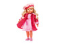 Een pop met blond haar, een roze jurk, een rode jas en een roze muts.