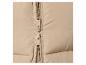 Detail van een beige jas met open rits.