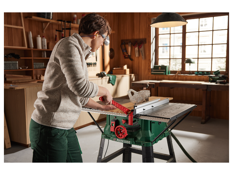 Een vrouw gebruikt een Parkside tafelcirkelzaag in haar werkplaats.