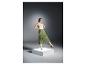 Model in groene geplooide rok en sandalen.