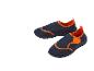 Zwarte en oranje waterschoenen voor volwassenen.