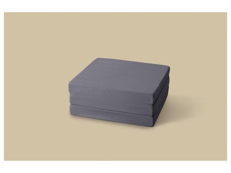 Matelas pliable gris sur fond beige
