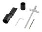 Accessoires voor elektrisch gereedschap, waaronder een zaagblad, parallelgeleider, inbussleutel en stofzuigeradapters.
