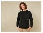 Man draagt een zwarte fleece sweater met een zak en het logo LVG.