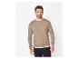 Homme en pull beige et pantalon noir, avec un bracelet au poignet