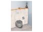 Wandcloset met gemarmerde grijze zitting, toiletrolhouder en houten plank.
