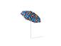 Kleurrijke strandparasol met geometrisch patroon op een witte achtergrond.