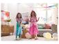Deux filles déguisées en princesse et sirène, avec des confettis et des ballons à une fête.