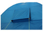 Een blauwe tent met een raam en groene touwen.