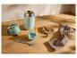 Thermosfles met soep, brood en opvouwbare lepel op een houten tafel.