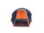 Een blauwe en oranje tent met touwen.