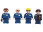 Vier Lidl-medewerkersfiguren in blauwe uniformen, met diverse voorwerpen.